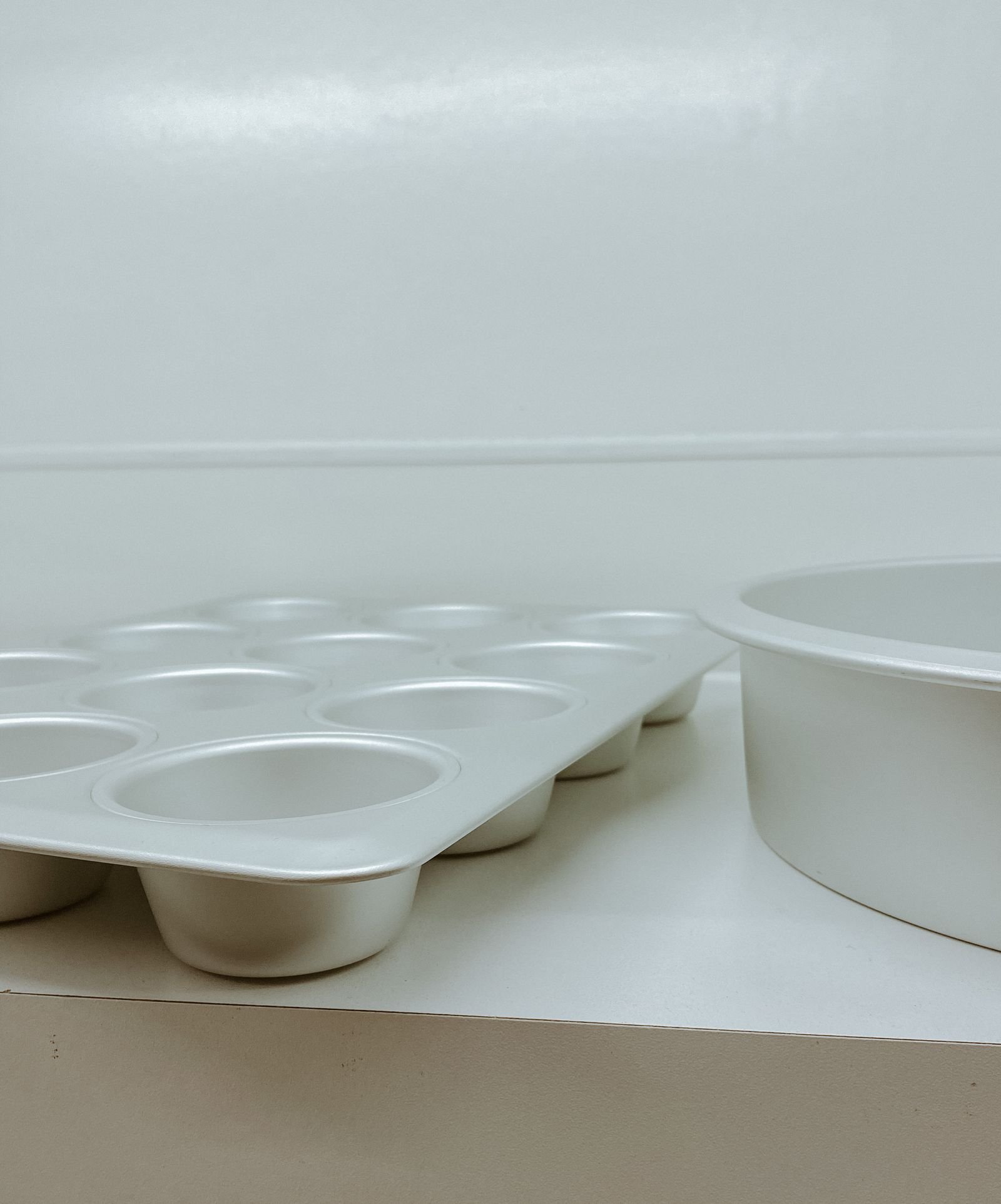 Aluminum Muffin Pan and Round Cake Pan Set