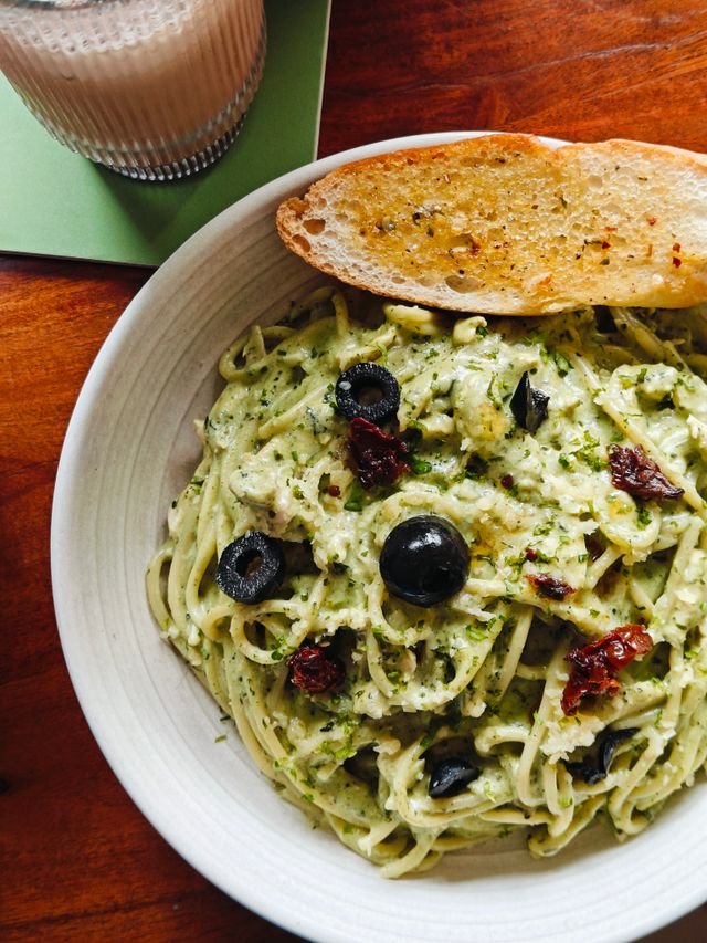 Creamy Pesto Spaghetti with Olives and Garlic Bread