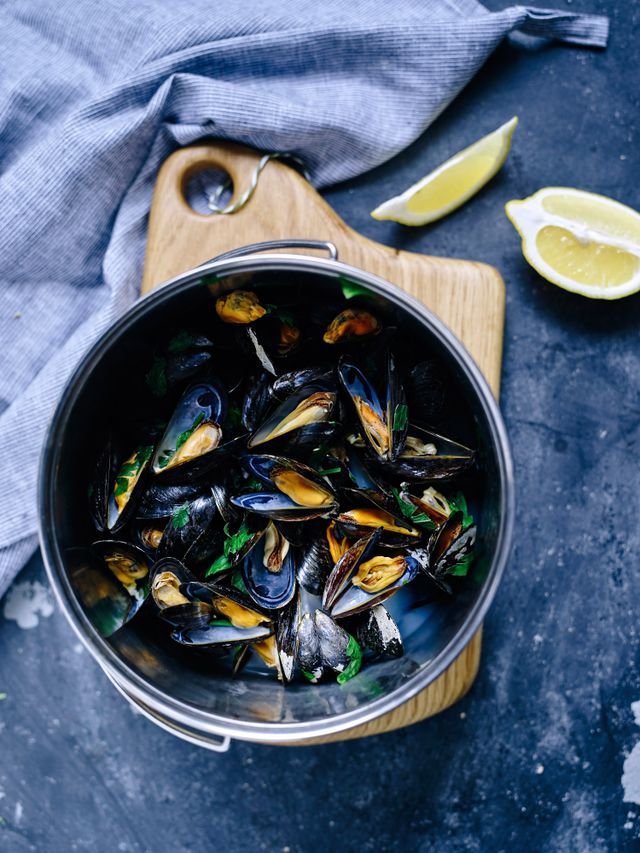 Garlic and Parsley Steamed Mussels