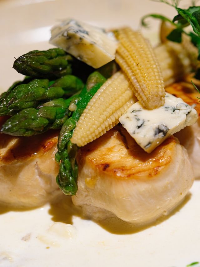 Seared Chicken Breast with Asparagus and Blue Cheese