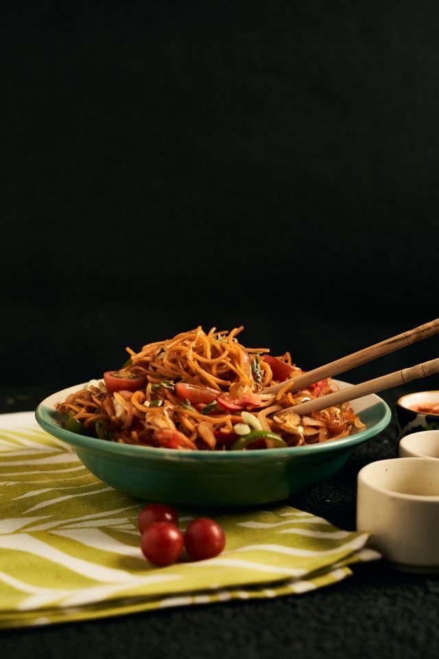 Spicy Vegetable Chow Mein with Tomatoes