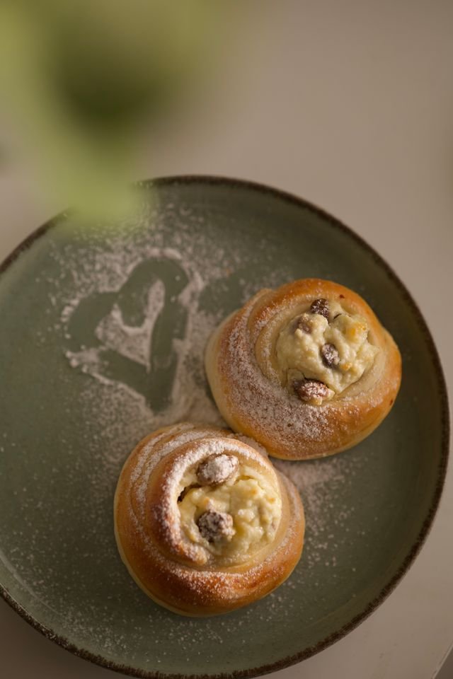 Sweet Cheese and Raisin Rose Buns