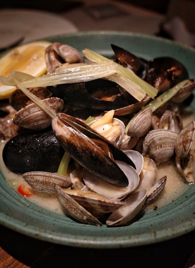 White Wine Steamed Clams and Mussels with Leek