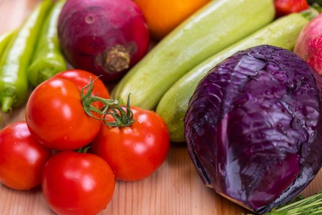 Tomatoes and red cabbage