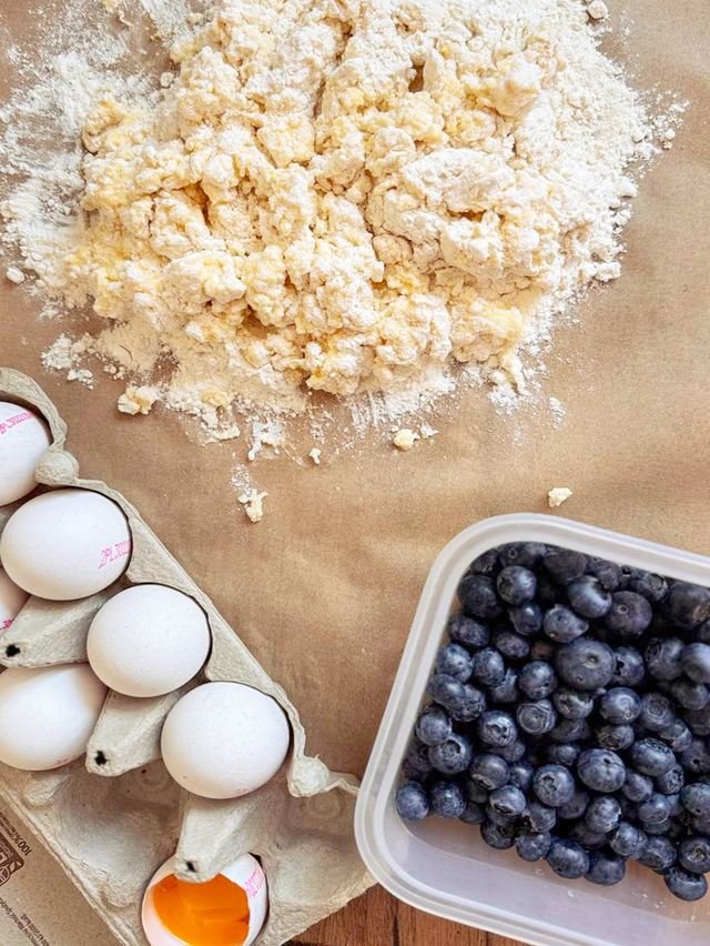 Eggs, flour and blueberries
