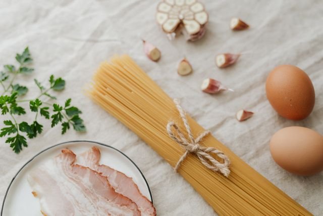 Spaghetti, eggs and garlic